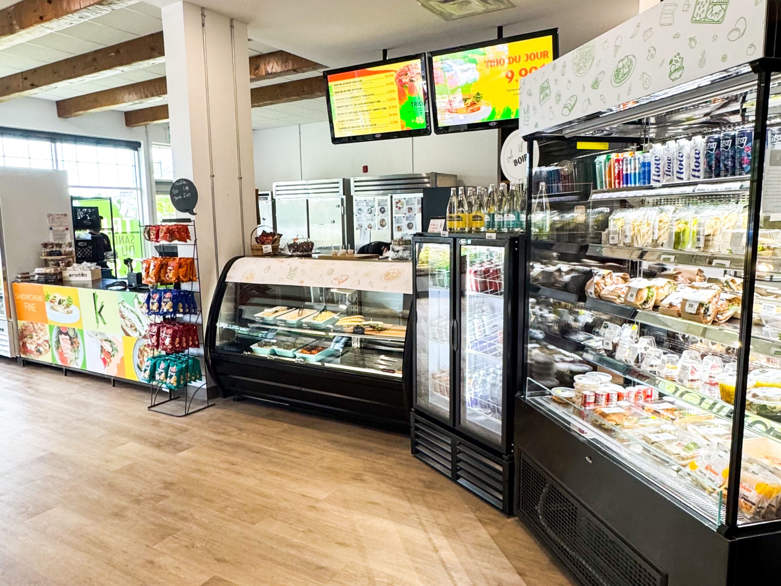 Intérieur de la sandwicherie fine L’Odika à Drummondville avec choix de sandwichs santé et plats maison